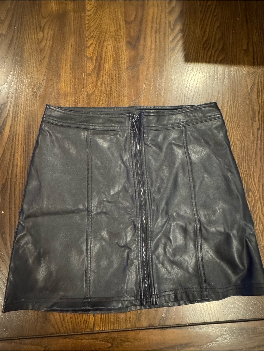 GUESS Black Faux Leather Front Zip Mini Skirt Size 2–4
